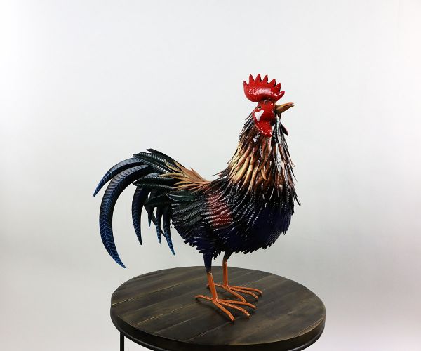 Schwarz-bunter Hahn aus Metall