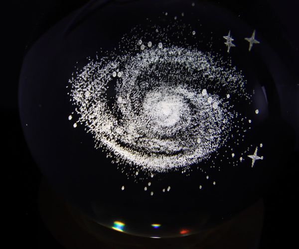 Glaskugel mit 3D-Galaxy inkl. Holz LED-Untersetzer