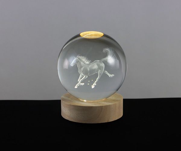 Glaskugel mit 3D-Pferd inkl. Holz LED-Untersetzer