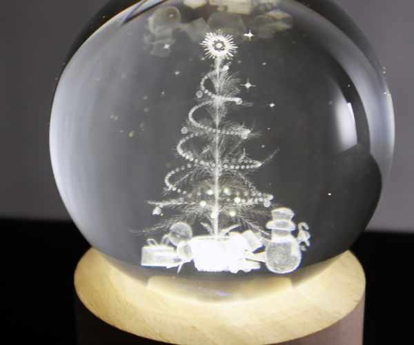 Glaskugel mit 3D-Weihnachtsbaum inkl. Holz LED-Untersetzer