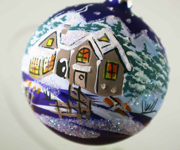 Handbemalte Weihnachtskugel mit Haus im Wald