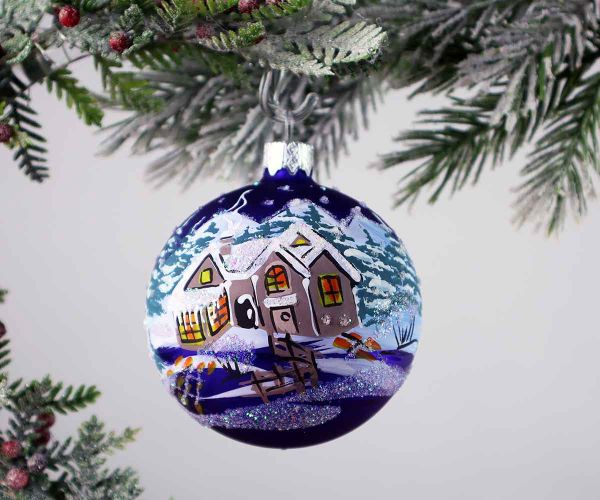 Handbemalte Weihnachtskugel mit Haus im Wald